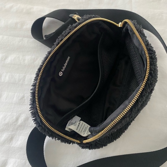 lululemon athletica Black Fleece Crossbody Bag - Picture 7 of 12